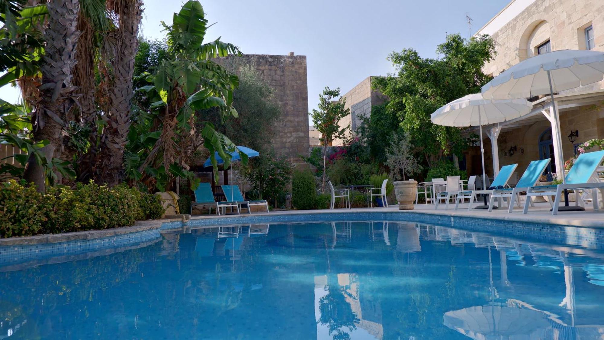 Village Knights Accommodation Żebbuġ Exteriör bild