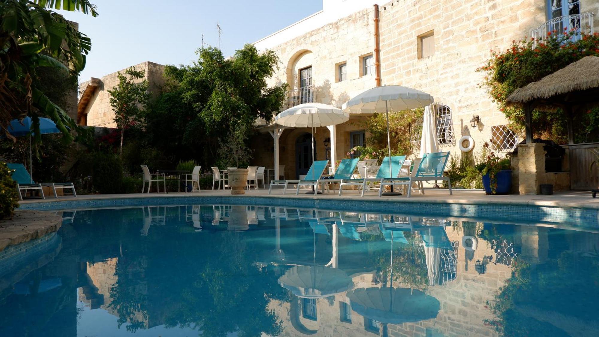 Village Knights Accommodation Żebbuġ Exteriör bild