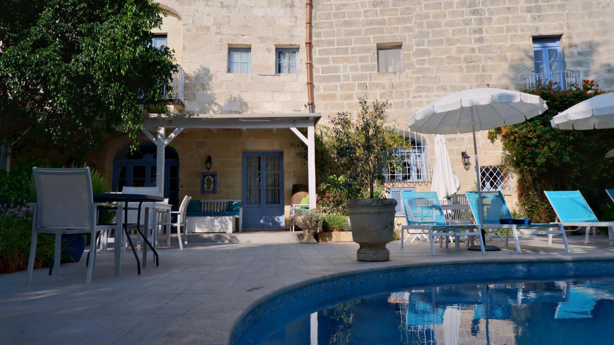 Village Knights Accommodation Żebbuġ Exteriör bild