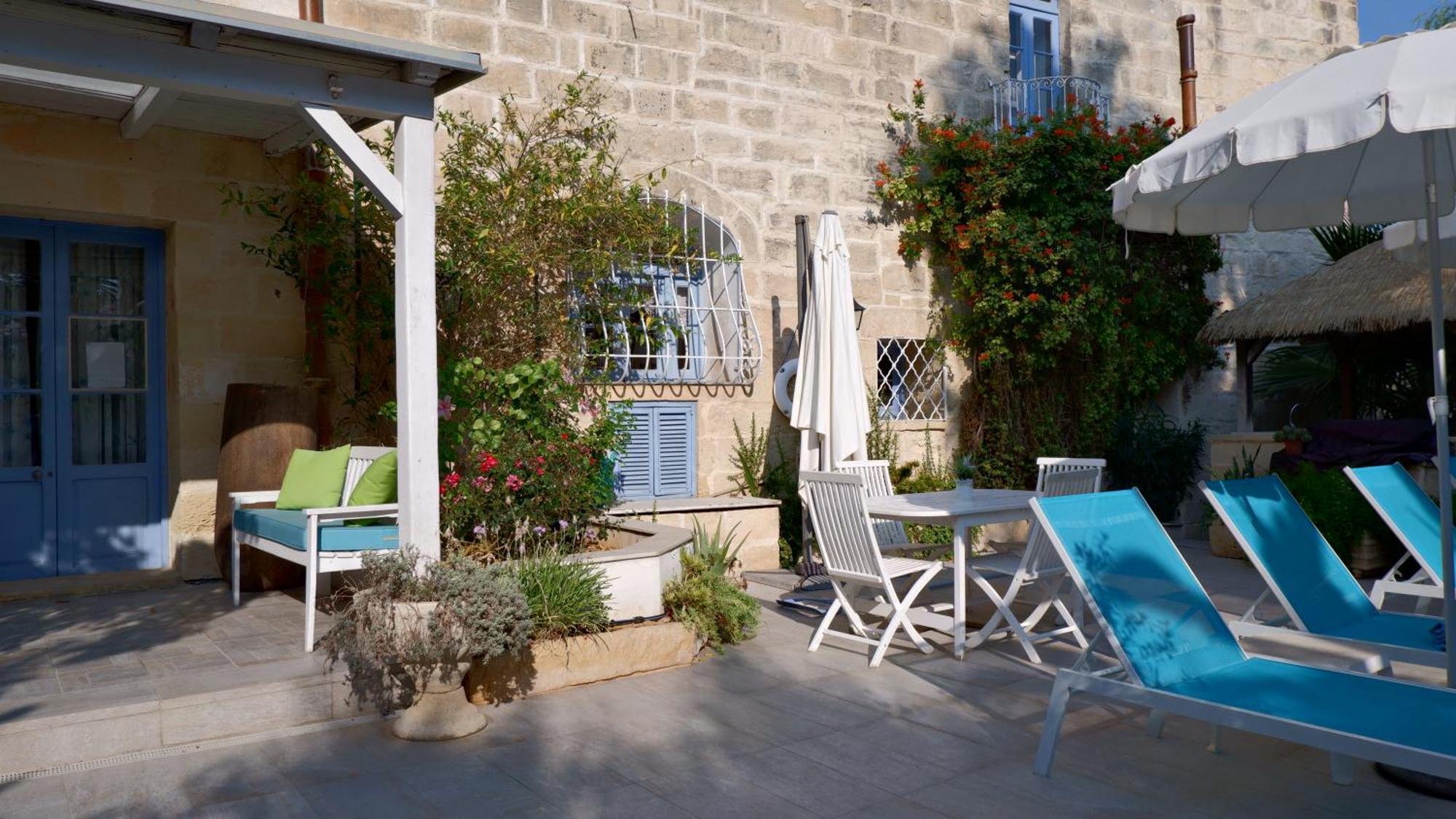 Village Knights Accommodation Żebbuġ Exteriör bild