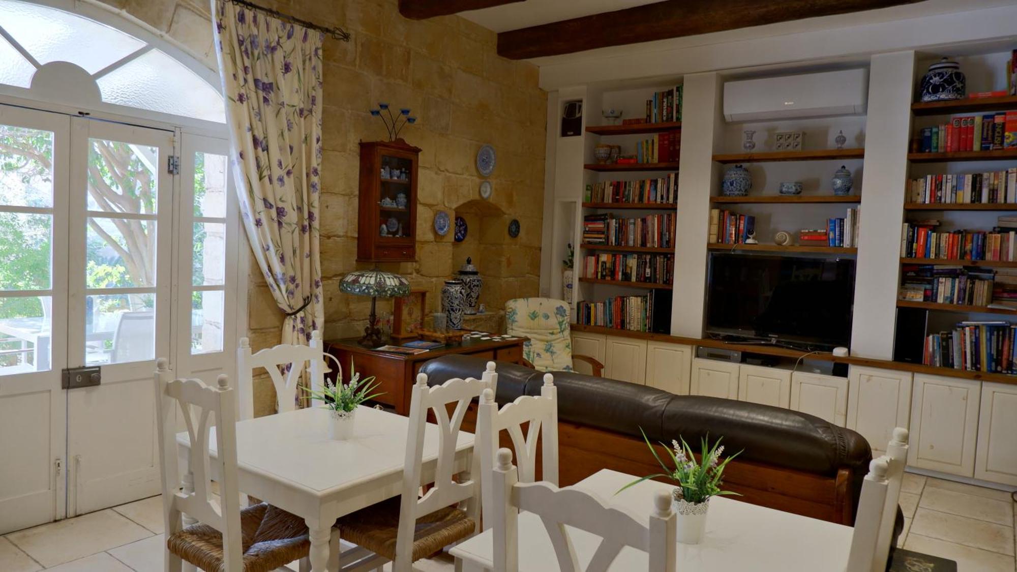 Village Knights Accommodation Żebbuġ Exteriör bild