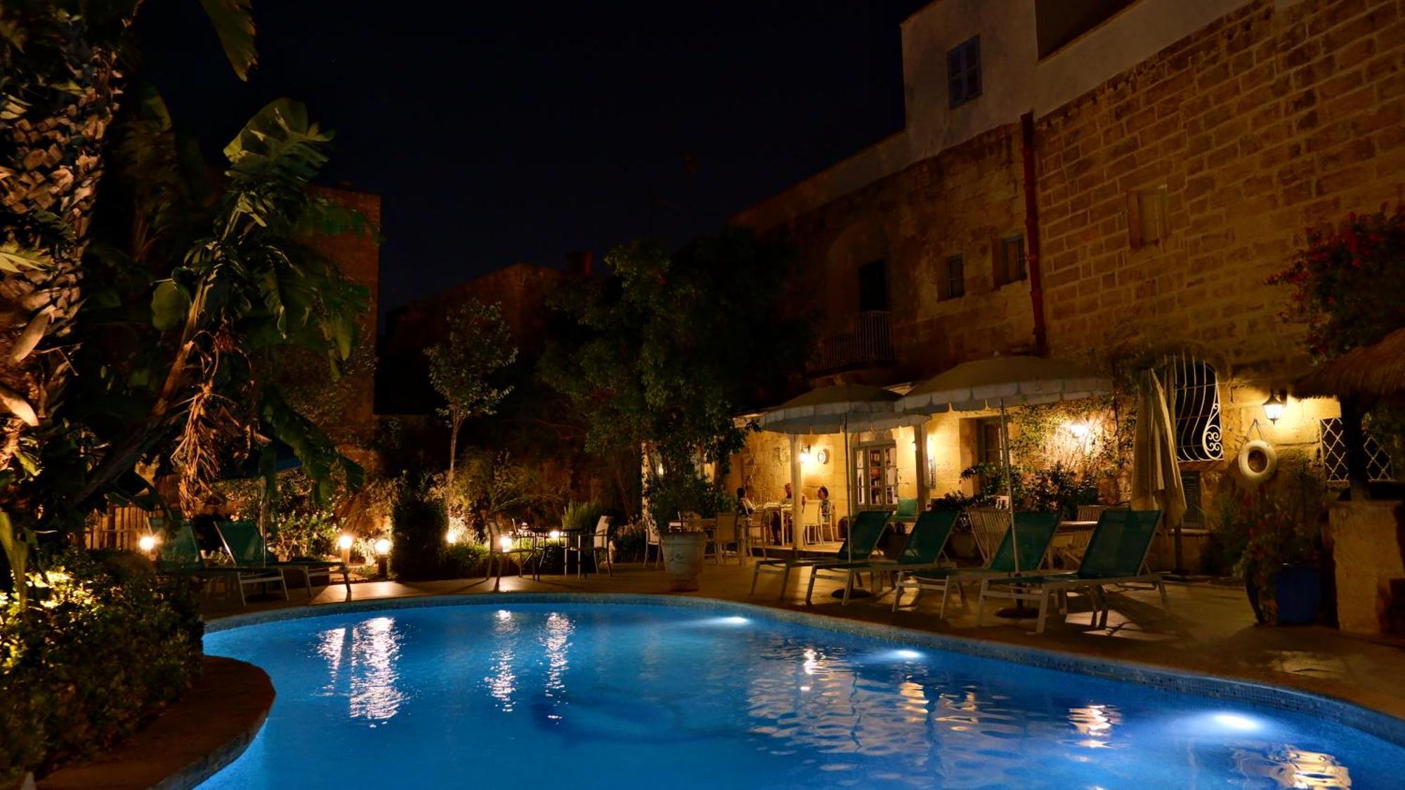 Village Knights Accommodation Żebbuġ Exteriör bild