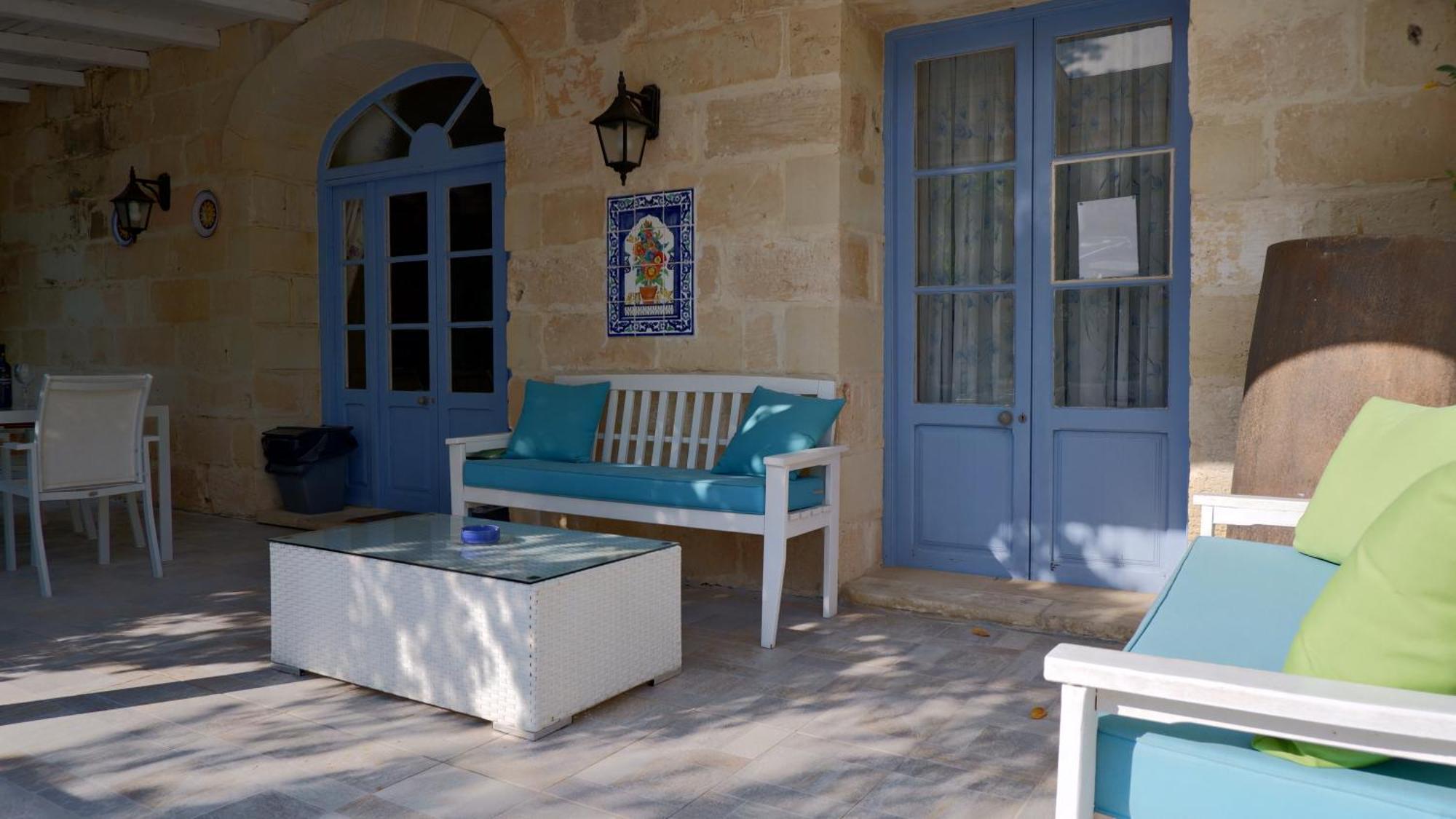 Village Knights Accommodation Żebbuġ Exteriör bild