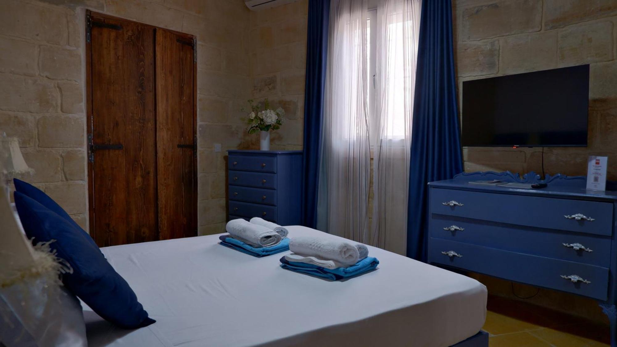 Village Knights Accommodation Żebbuġ Exteriör bild