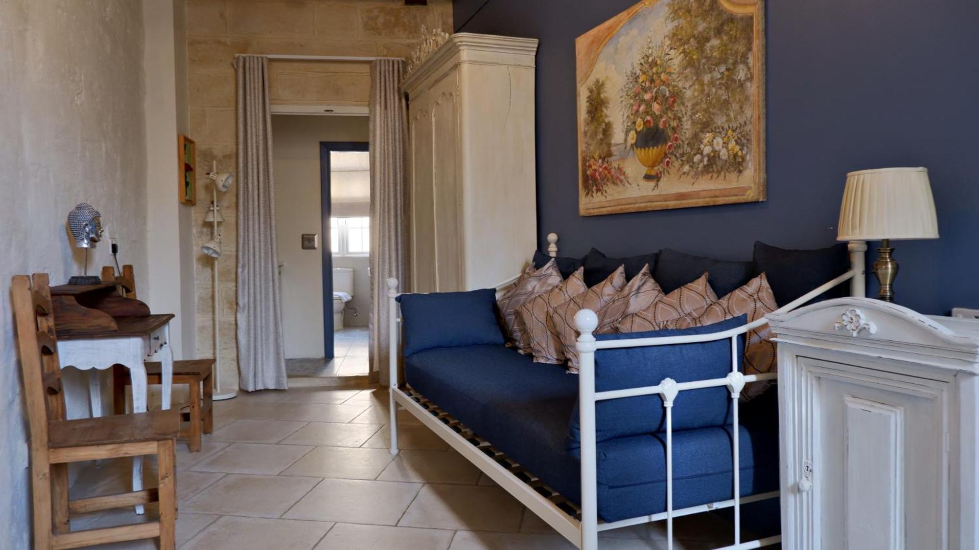 Village Knights Accommodation Żebbuġ Exteriör bild