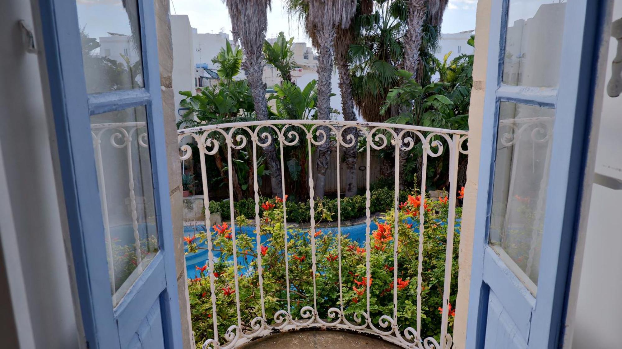 Village Knights Accommodation Żebbuġ Exteriör bild