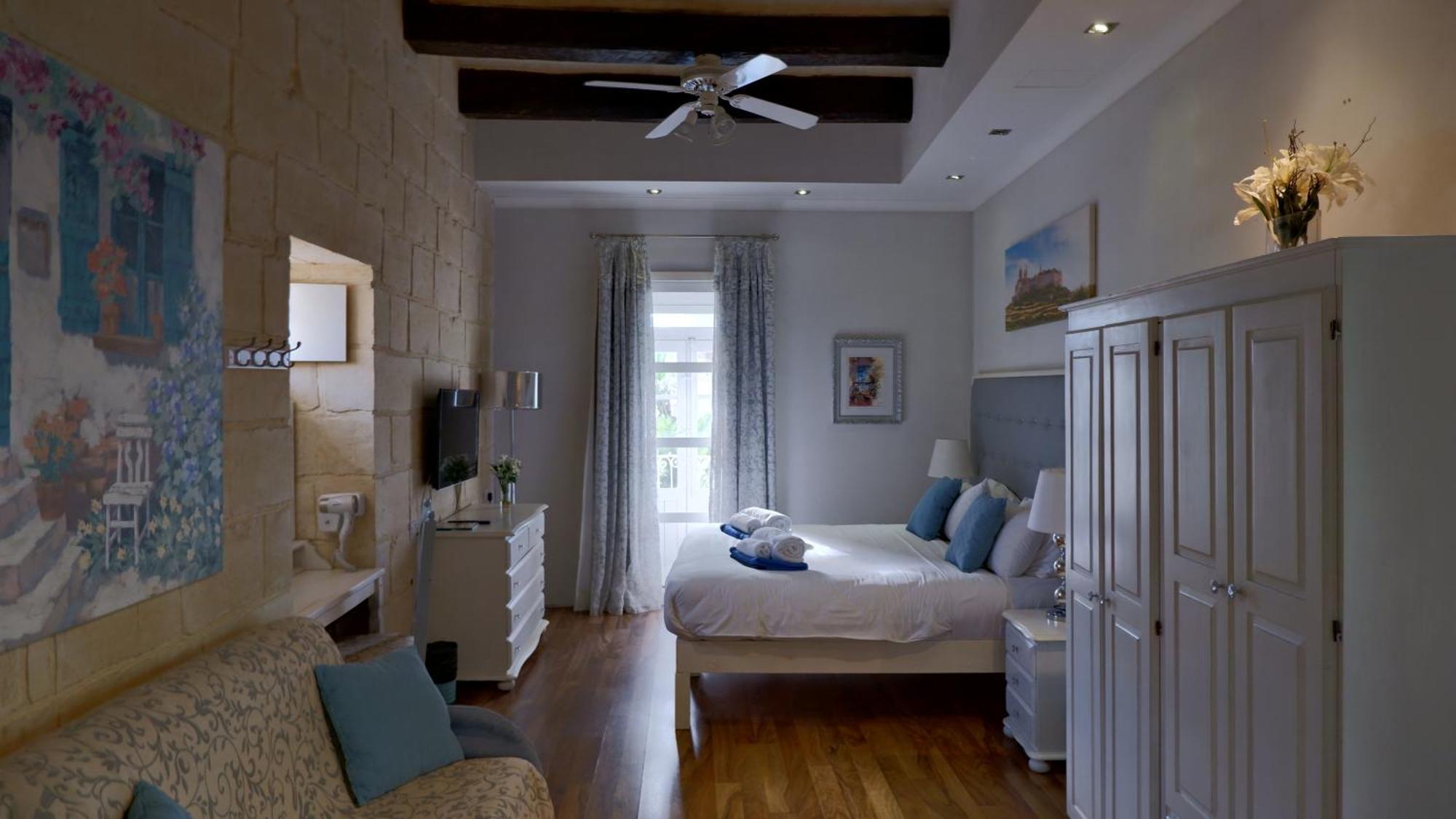 Village Knights Accommodation Żebbuġ Exteriör bild