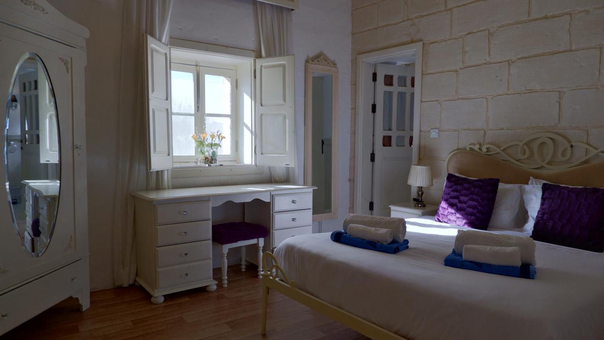Village Knights Accommodation Żebbuġ Exteriör bild