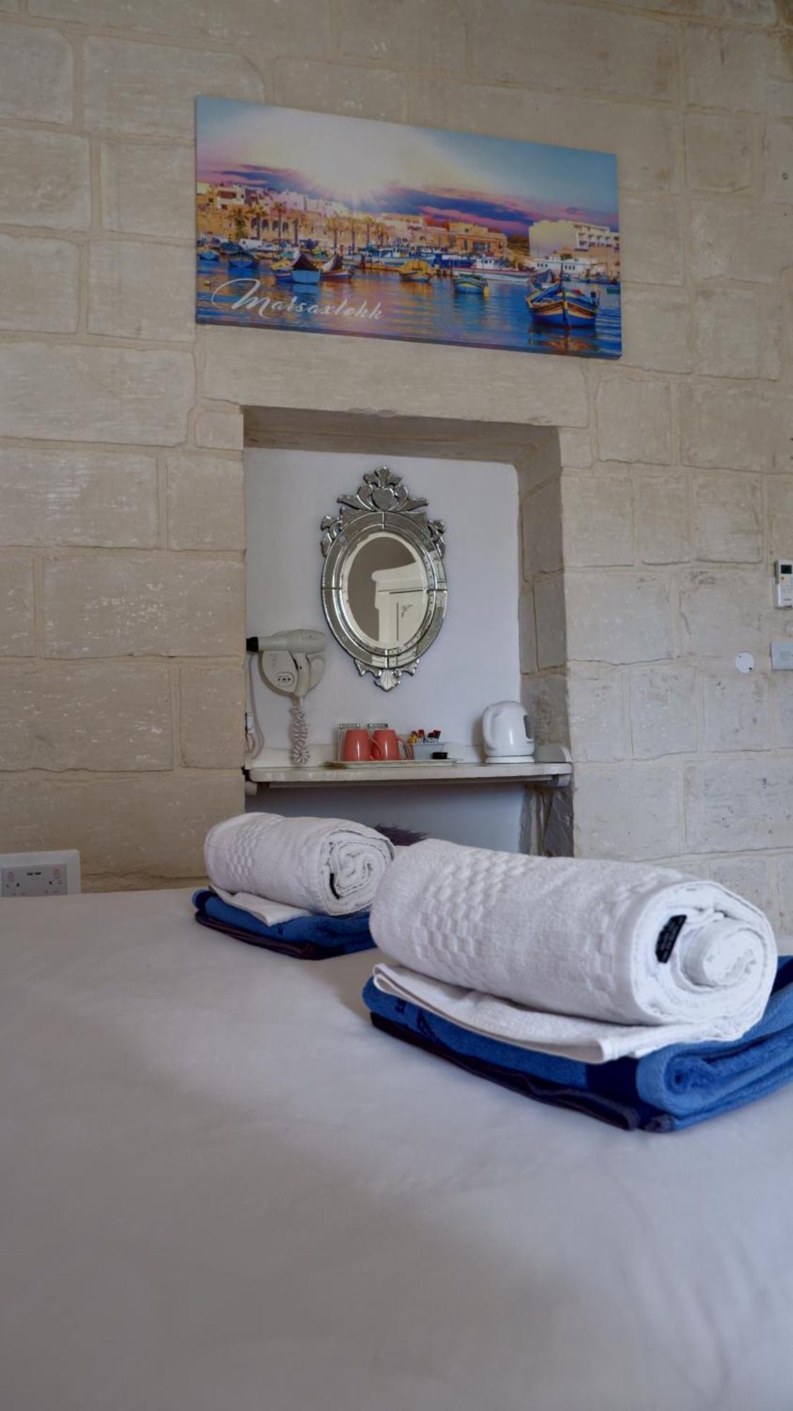 Village Knights Accommodation Żebbuġ Exteriör bild