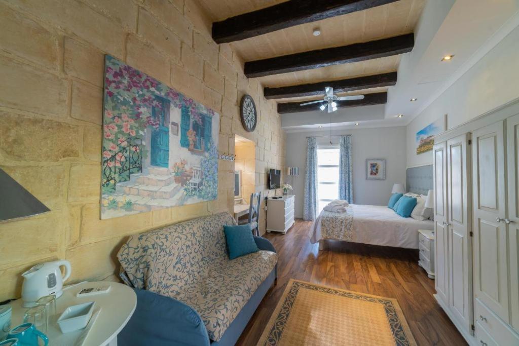 Village Knights Accommodation Żebbuġ Exteriör bild