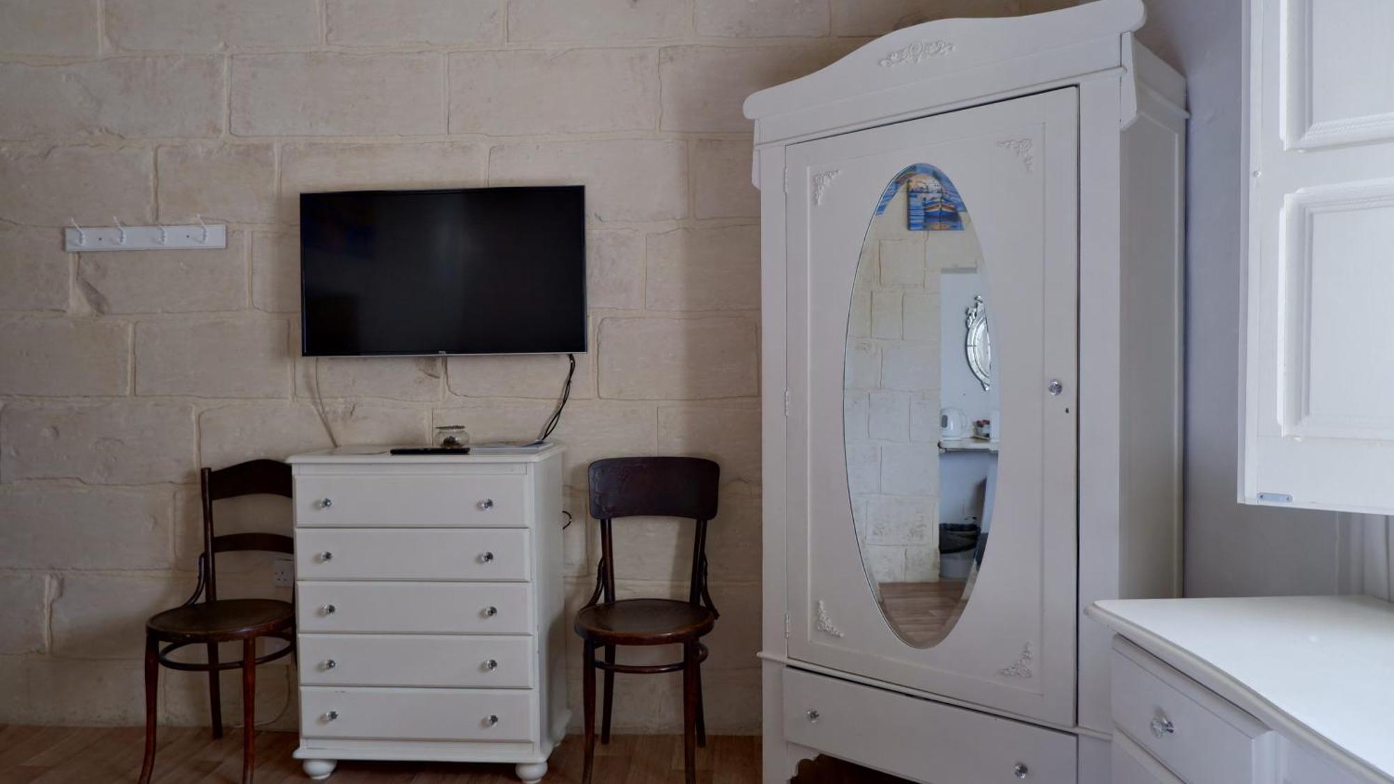 Village Knights Accommodation Żebbuġ Exteriör bild