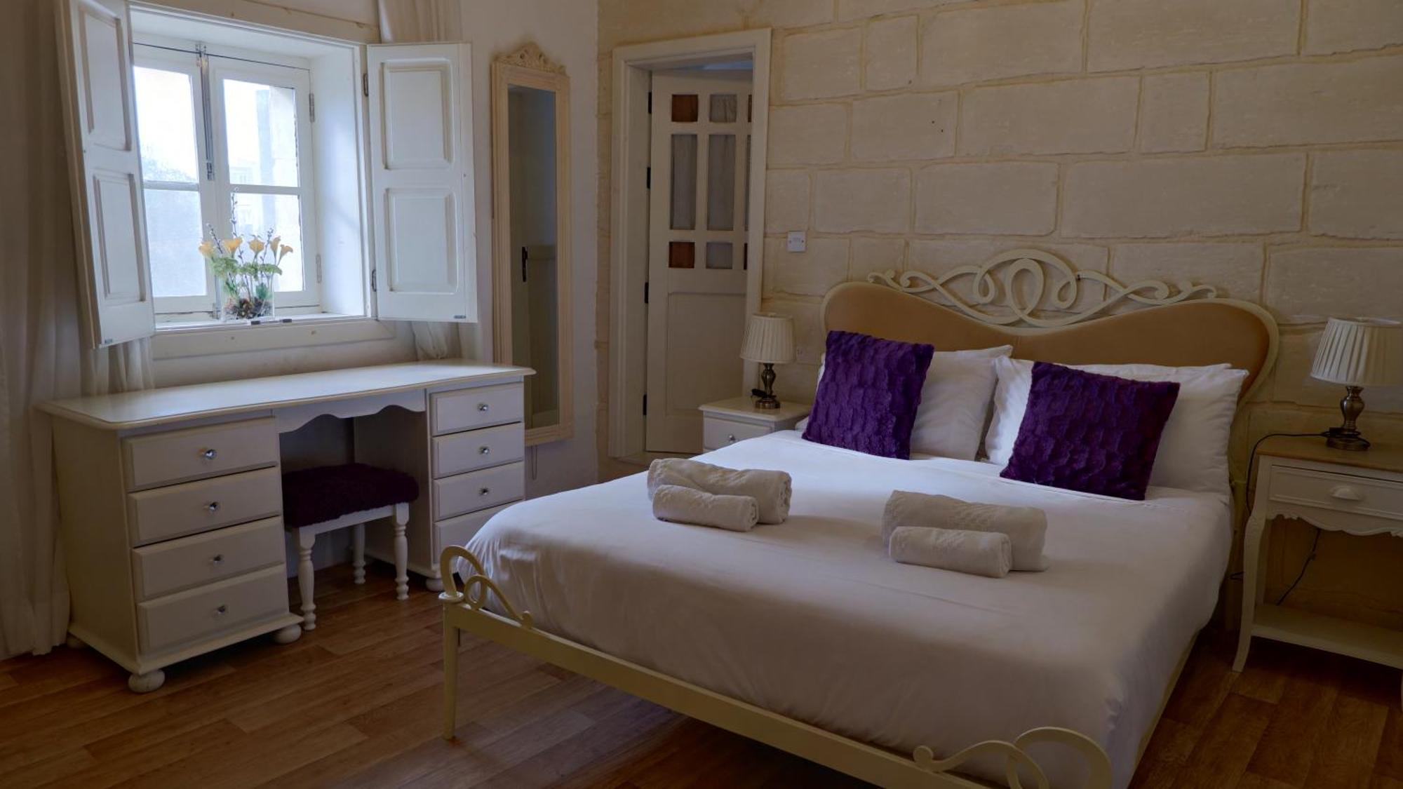 Village Knights Accommodation Żebbuġ Exteriör bild