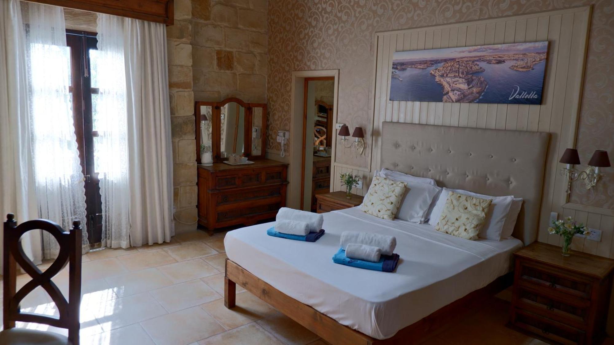 Village Knights Accommodation Żebbuġ Exteriör bild